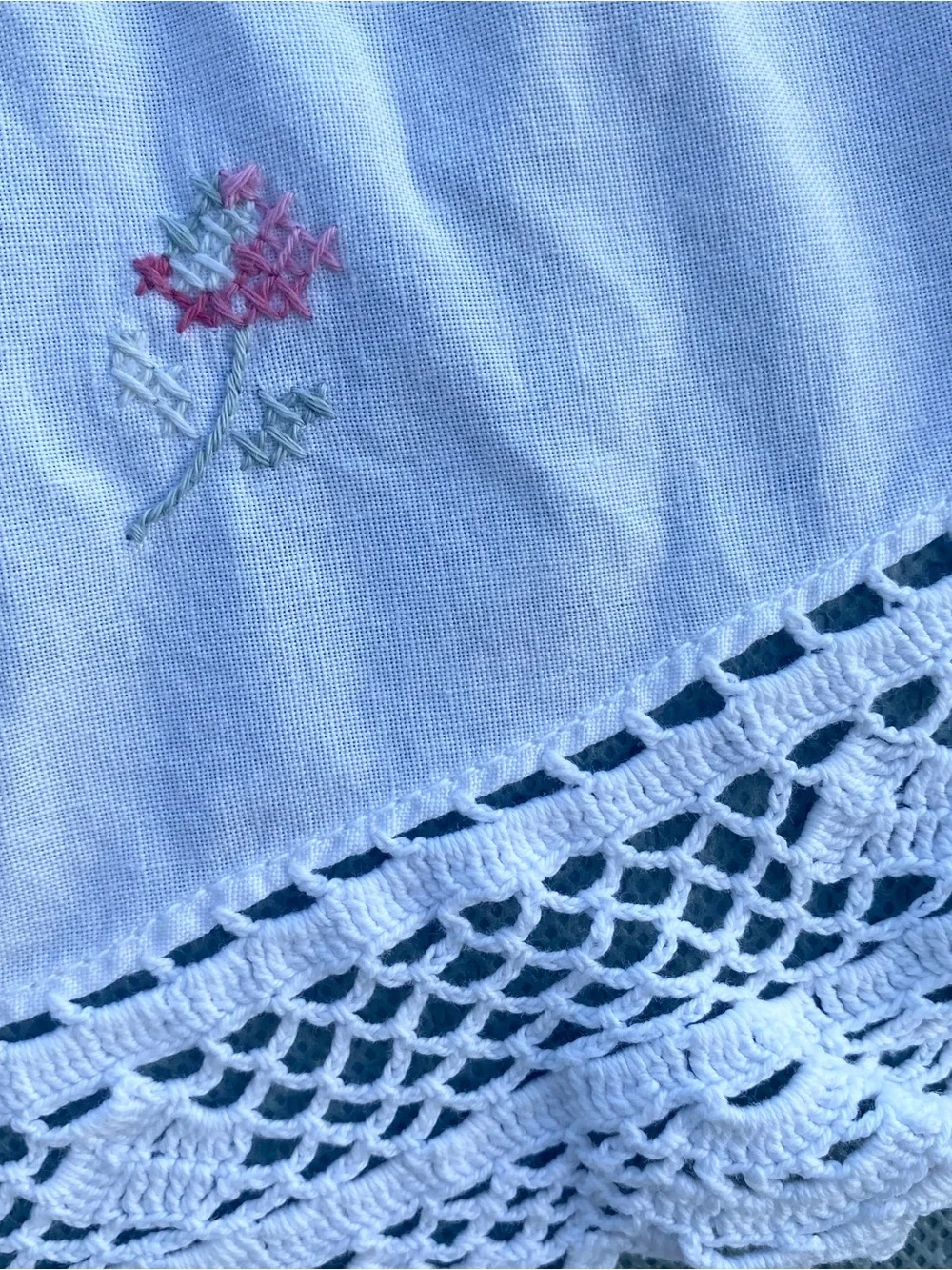 Handcrafted White Embroidered Crochet Tablecloth - Floral Accent